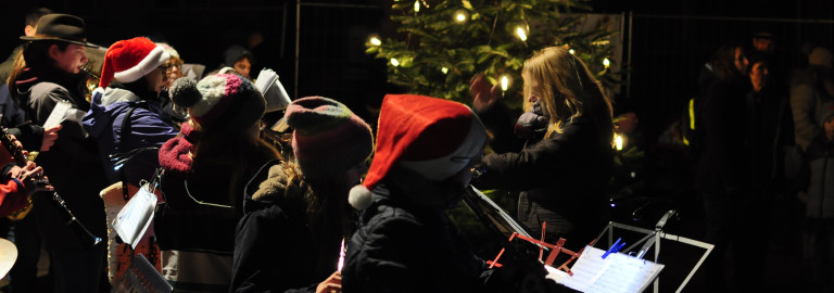 Musiker vor der Pfarrkriche St. Martin im Advent