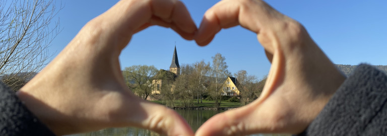 Kirche Kleinheubach vom Main aus gesehen