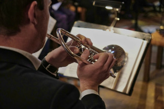 Trompeter spielt festliche Musik