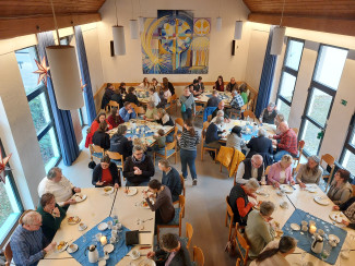 jugendliche und erwachsene Mitarbeiter/innen beim Mitarbeitendenjahresempfang der Kirchengemeinde