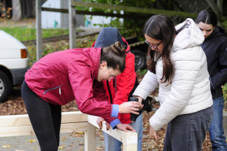 Jugendliche bauen einen Menschenkicker