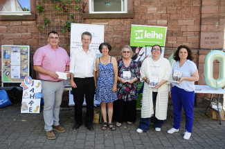 Überreichen der Festschrift