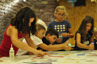 Kinder beim malen