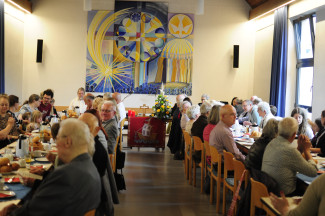 Volles Gemeindehaus beim Feierabendmahl