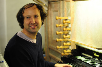 Dekanatskantor Alexander Huhn an der Dauphin Orgel