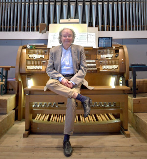 Kirchenmusikdirektor C. Im Seitz an der Orgel